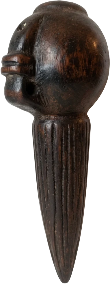 Sifflet Luba en bois, Kasaï-Occidental — vue de profil
